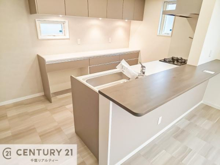 �L�b�`�� �J�b�v�{�[�h�t���̃L�b�`���ł��B
�L�b�`���͉����ƃK�`���K�`���������ł��B�d�q�����W�␆�ъ���u���܂����A��������̐H��͒I�Ɏ��[���\�ł��B