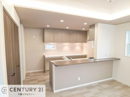 ���r���O ��؂ȉƑ����W�܂邩�炱��LDK�ɂ͂�����肽���B
�q�����������C�ɏ΂��Ȃ��瑖�����Ă���p�����������u�L���Ƃɂ��ėǂ������v�Ǝv���u�Ԃł��B