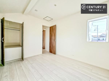 �q������ ���[�X�y�[�X���������Ă���A�ߗނ₨������A�w�p�i�Ȃǂ��������萮���ł��܂��B���������L���g���邽�߁A���K�Ő������Z��Ԃ��������܂��B