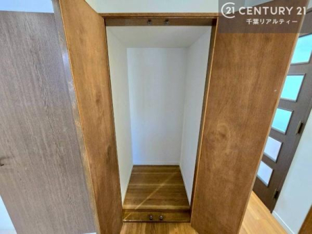 ���[ �e�����ɂ�������Ǝ��[������Ă���A�ߗނ�G�ߕ��A�����p�i�܂ŃX�b�L���Еt���܂��B