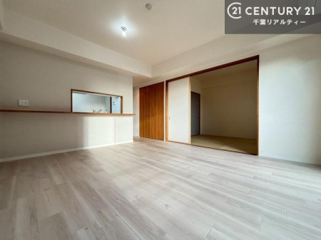 ���r���O �傫�ȑ����炽���Ղ�̗z���������閾�邢���r���O�B�J�����̂��郊�r���O�ŉƑ��c���̂��났�̎��Ԃ��߂����܂��B