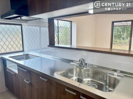 �L�b�`�� ��l�C�̑Ζʎ��V�X�e���L�b�`�����̗p���Ă��܂��I���Ƒ��̃R�~���j�P�[�V���������R�Ƒ�����݌v�ł��B
���q�l�ɂ��ڂ��͂��̂Ŋ������ł��ˁB�L�X�g���ĉ��K�ɍ�Ƃ��i�݂܂��B