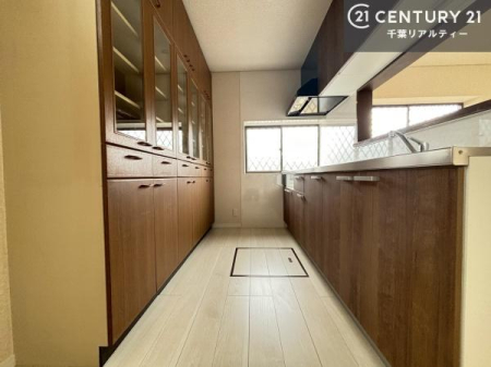 �L�b�`�� ��Ƃ肠�钲���X�y�[�X�ō�Ƃ����₷�����K�ȃL�b�`���ł��I
���q�l�ƈꏏ�ɂ��َq������y���߂�L�X�X�y�[�X�ł��B�y�����������ԂɂȂ肻���ł��ˁI