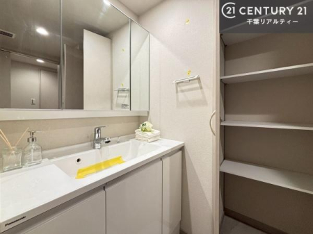 ���ʑ�E���ʏ� �O�ʋ��d�l�̐��ʏ��́A�g�����Ȃ݂����₷������I���͎��[�ɂȂ��Ă��܂��B�h���C���[�₨���ϓ����Еt������̂Ő��ʑ������X�b�L���ƌ����邱�Ƃ��o���܂��I