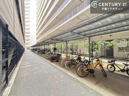 ���̑����p�� ���֏ꊮ���ŁA���q���܂̎��]�Ԃ�ʋΗp�̎��]�Ԃ����S���Ēu���܂��B���Ƒ��ɂ����ꂵ���֗��Ȑݔ��ł��B