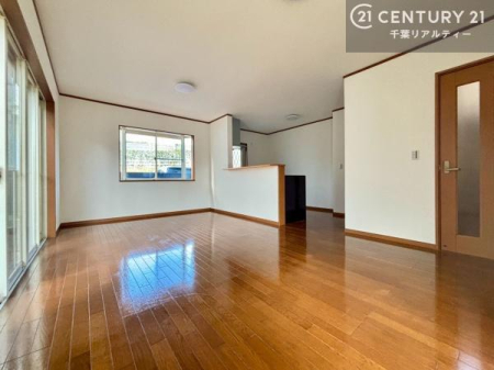 ���r���O �傫�ȑ����炽���Ղ�̗z���������閾�邢���r���O�B�J�����̂��郊�r���O�ŉƑ��c���̂��났�̎��Ԃ��߂����܂��B