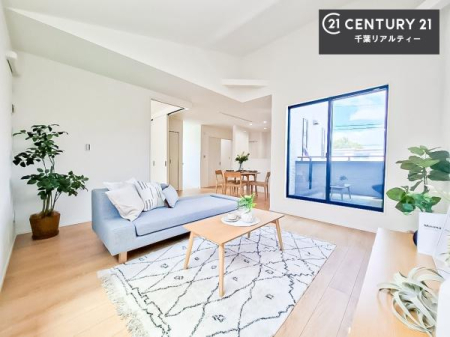 ���r���O �傫�ȑ����炽���Ղ�̗z���������閾�邢�Q�K���r���O�B�J�����̂��郊�r���O�ŉƑ��c���̂��났�̎��Ԃ��߂����܂��B