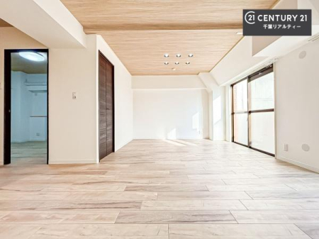 ���r���O �傫�ȑ����炽���Ղ�̍̌���������郊�r���O�͖��邭�J���������Ԃł��I