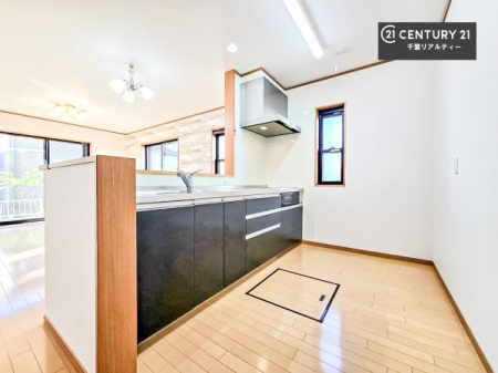 �L�b�`�� ��Ƃ肠�钲���X�y�[�X�ō�Ƃ����₷�����K�ȃL�b�`���ł��I
���q�l�ƈꏏ�ɂ��َq������y���߂�L�X�X�y�[�X�ł��B�y�����������ԂɂȂ肻���ł��ˁI