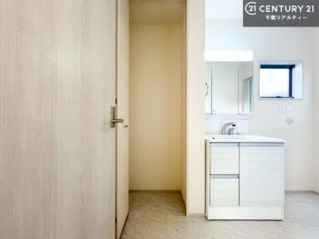 ���[ ���ʎ��Ɏ��[������邱�ƂŁA�U�炩�肪���ȋ�Ԃ����R�Ɛ����݌v�B�^�I����X�g�b�N�i���܂Ƃ߂ĊǗ��ł��A�Z��������A���̐g�x�x�����K�ɍs���܂��B