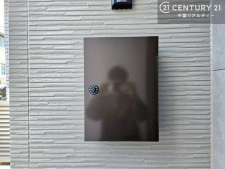 ���̑����n ���փh�A���̕ǖʂɂ�������Ɛ݂���ꂽ�|�X�g�B
������W���Ȃ��X�}�[�g�Ȕz�u�ŁA�@�\���ƃf�U�C�����𗼗����Ă��܂��B