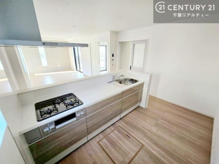 �L�b�`�� ��l�C�̑Ζʎ��V�X�e���L�b�`�����̗p���Ă��܂��I���Ƒ��̃R�~���j�P�[�V���������R�Ƒ�����݌v�ł��B
���q�l�ɂ��ڂ��͂��̂Ŋ������ł��ˁI�L�X�g���ĉ��K�ō�Ƃ��i�݂܂��B