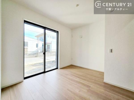 �m�� ���r���O�ɗאڂ����m���́A�J�������LDK�ƂȂ���J���I�ȋ�ԂɁB
���q�l�̗V�я�⃏�[�N�X�y�[�X�A�q�ԂȂǑ��ړI�Ɋ��p�ł���֗��Ȃ������ł��B