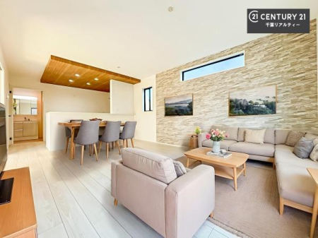 ���r���O �Ƌ��CG�p�[�X�ł��B��؂ȉƑ����W�܂邩�炱��LDK�ɂ͂�����肽���B
�q�����������C�ɏ΂��Ȃ��瑖�����Ă���p�����������u�L���Ƃɂ��ėǂ������v�Ǝv���u�Ԃł��B