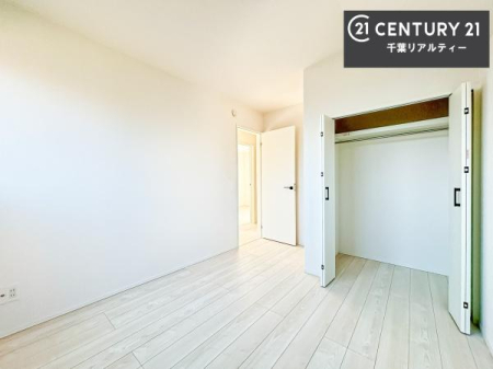 �q������ ���[�X�y�[�X���������Ă���A�ߗނ₨������A�w�p�i�Ȃǂ��������萮���ł��܂��B���������L���g���邽�߁A���K�Ő������Z��Ԃ��������܂��B