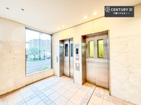 ���̑����p�� �G���x�[�^�[�����ŁA�����̈ړ����X���[�Y�B��K�ւ̃A�N�Z�X�����K�Ȃ��߁A���N�z�̕��⏬���Ȃ��q���܂����邲�ƒ�ɂ����S�ł��B���K���Ɨ��֐������˔������Z�܂��ł��B