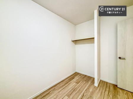 �q������ ���[�X�y�[�X���t���Ă���̂ŁA�}�ȗ��q���ł��U�炩��������������T�b�ƕЂÂ����đ�ϕ֗��ł��I�ǖʂ��L�X���Ă���̂ŁA�׋�����x�b�h�̒u����ɍ���܂���I