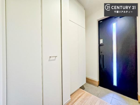 ���� ���ւ̃V���[�Y�{�b�N�X�́A���[�͗ǍD�ŌC���������萮���ł��邾���łȂ��A�㕔������I�Ƃ��Ċ��p�\�B���C�ɓ���̏�����O���[����u���΁A���q���}���邨�����ȋ�ԂɎd�オ��܂��I