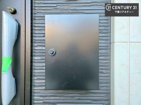 ���̑� �X�փ|�X�g��̌^�̑�z�{�b�N�X�t���ŕs�ݎ��ł��ו����󂯎��ĂƂ��Ă��֗��I
�Ƃɂ��Ȃ��Ⴂ���Ȃ��X�g���X����I�Ĕz�B�̎�Ԃ��Ȃ��܂��I