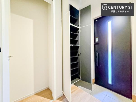 ���� ���ւ̃V���[�Y�{�b�N�X�́A���[�͗ǍD�ŌC���������萮���ł��邾���łȂ��A�㕔������I�Ƃ��Ċ��p�\�B���C�ɓ���̏�����O���[����u���΁A���q���}���邨�����ȋ�ԂɎd�オ��܂��I