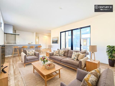 ���r���O �Ƌ��CG�p�[�X�ł��B��؂ȉƑ����W�܂邩�炱��LDK�ɂ͂�����肽���B
�q�����������C�ɏ΂��Ȃ��瑖�����Ă���p�����������u�L���Ƃɂ��ėǂ������v�Ǝv���u�Ԃł��B