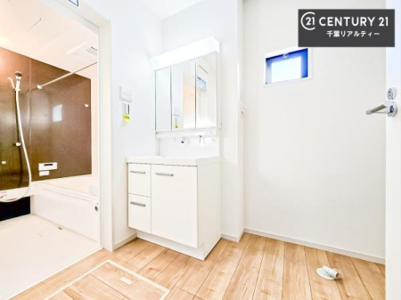 ���ʑ�E���ʏ� �O�ʋ��d�l�̐��ʏ��́A�g�����Ȃ݂����₷������I���͎��[�ɂȂ��Ă��܂��B�h���C���[�₨���ϓ����Еt������̂Ő��ʑ������X�b�L���ƌ����邱�Ƃ��o���܂��I