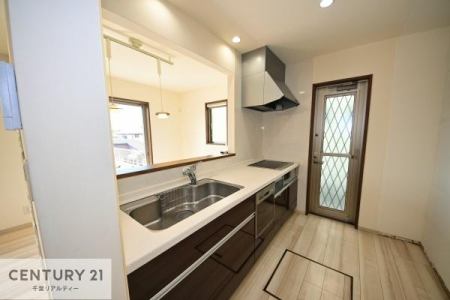 �L�b�`�� ��Ƃ肠�钲���X�y�[�X�ō�Ƃ����₷�����K�ȃL�b�`���ł��I
���q�l�ƈꏏ�ɂ��َq������y���߂�L�X�X�y�[�X�ł��B�y�����������ԂɂȂ肻���ł��ˁI