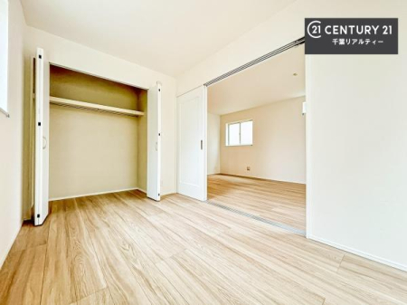 �q������ ���[�X�y�[�X���������Ă���A�ߗނ₨������A�w�p�i�Ȃǂ��������萮���ł��܂��B���������L���g���邽�߁A���K�Ő������Z��Ԃ��������܂��B