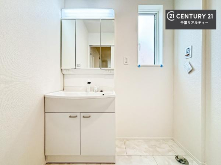 ���ʑ�E���ʏ� �O�ʋ��d�l�̐��ʏ��́A�g�����Ȃ݂����₷������I���͎��[�ɂȂ��Ă��܂��B�h���C���[�₨���ϓ����Еt������̂Ő��ʑ������X�b�L���ƌ����邱�Ƃ��o���܂��I