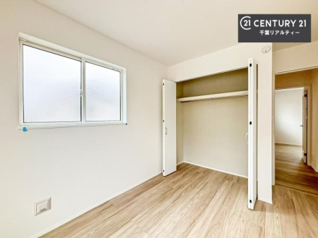 �q������ ���[�X�y�[�X���������Ă���A�ߗނ₨������A�w�p�i�Ȃǂ��������萮���ł��܂��B���������L���g���邽�߁A���K�Ő������Z��Ԃ��������܂��B