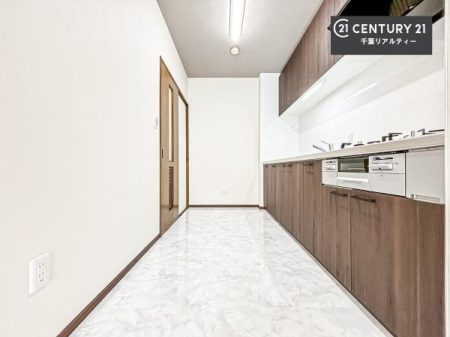 �L�b�`�� ��Ƃ肠�钲���X�y�[�X�ō�Ƃ����₷�����K�ȃL�b�`���ł��I
���q�l�ƈꏏ�ɂ��َq������y���߂�L�X�X�y�[�X�ł��B�y�����������ԂɂȂ肻���ł��ˁI