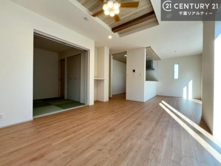 ���r���O �S�n�ǂ����r���O�͉Ƒ������R�ƏW�܂�܂��B�Ƒ��c�R�̎��Ԃ����������ł��B���Ƒ��ƁA����w�[���������Ԃ��߂��������ł��ˁB�㕔�����Ŗ��邭�J���I�ȋ�Ԃł��B