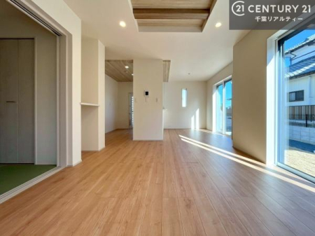 ���r���O ��؂ȉƑ����W�܂邩�炱��LDK�ɂ͂�����肽���B
�q�����������C�ɏ΂��Ȃ��瑖�����Ă���p�����������u�L���Ƃɂ��ėǂ������v�Ǝv���u�Ԃł��B