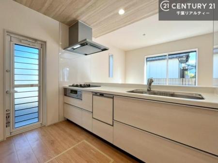 �L�b�`�� ��l�C�̑Ζʎ��V�X�e���L�b�`�����̗p���Ă��܂��I���Ƒ��̃R�~���j�P�[�V���������R�Ƒ�����݌v�ł��B
���q�l�ɂ��ڂ��͂��̂Ŋ������ł��ˁB���[�͂�����܂��I