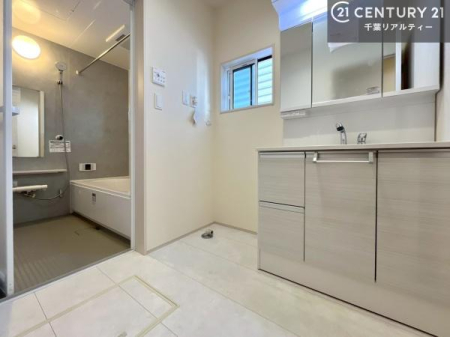 ���ʑ�E���ʏ� �O�ʋ��d�l�̐��ʏ��́A�g�����Ȃ݂����₷������I���͎��[�ɂȂ��Ă��܂��B�h���C���[�₨���ϓ����Еt������̂Ő��ʑ������X�b�L���ƌ����邱�Ƃ��o���܂��I