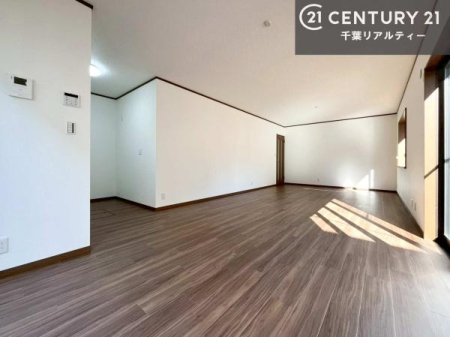 ���r���O �����������F�����œ��ꂳ�ꂽ���r���O�́A�O�̌�����Y�ꂳ���Ă���鉸�₩�ȋ�ԁB���炩�Ȍ����������݁A�Ƒ��ŉ߂������Ԃ��A��l�ł��낮�ЂƂƂ����A���R�ƐS���قǂ��Ă����܂��B