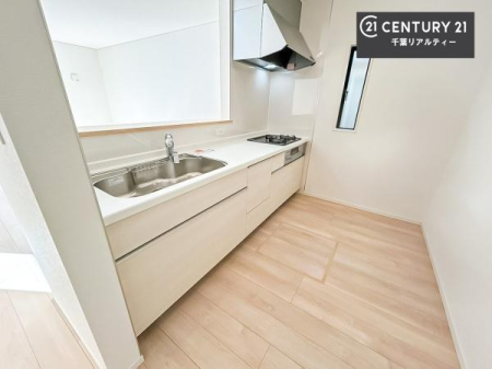 �L�b�`�� ��Ƃ肠�钲���X�y�[�X�ō�Ƃ����₷�����K�ȃL�b�`���ł��I
���q�l�ƈꏏ�ɂ��َq������y���߂�L�X�X�y�[�X�ł��B�y�����������ԂɂȂ肻���ł��ˁI