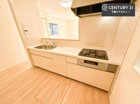 �L�b�`�� ��l�C�̑Ζʎ��V�X�e���L�b�`�����̗p���Ă��܂��I���Ƒ��̃R�~���j�P�[�V���������R�Ƒ�����݌v�ł��B
���q�l�ɂ��ڂ��͂��̂Ŋ������ł��ˁB�L�X�g���ĉ��K�ɍ�Ƃ��i�݂܂��B