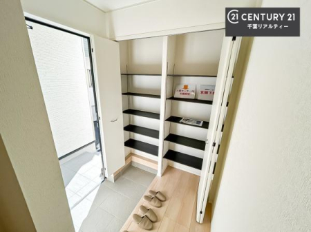 ���� �V���[�Y�{�b�N�X�t���Ȃ̂ŁA���ւ��Еt�����|�������₷���ł��I
�X�b�L���������ւŌ˂��J�����u�ԁA�������̂���S�n������Ԃ��o�}���Ă���܂��B
