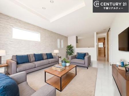 ���r���O �Ƌ��CG�p�[�X�ł��B��؂ȉƑ����W�܂邩�炱��LDK�ɂ͂�����肽���B
�q�����������C�ɏ΂��Ȃ��瑖�����Ă���p�����������u�L���Ƃɂ��ėǂ������v�Ǝv���u�Ԃł��B