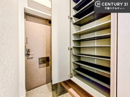 ���� �V���[�Y�{�b�N�X�t���Ȃ̂ŁA���ւ��Еt�����|�������₷���ł��I
�X�b�L���������ւŌ˂��J�����u�ԁA�������̂���S�n������Ԃ��o�}���Ă���܂��B
