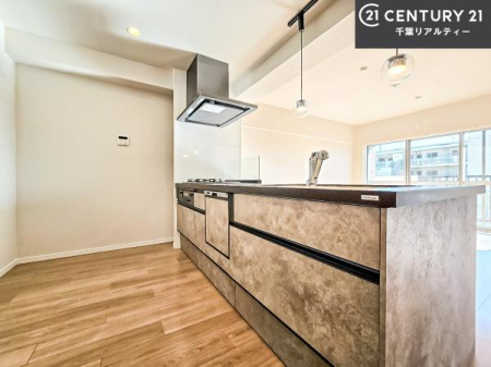 �L�b�`�� ��l�C�̑Ζʎ��V�X�e���L�b�`�����̗p���Ă��܂��I���Ƒ��̃R�~���j�P�[�V���������R�Ƒ�����݌v�ł��B
���q�l�ɂ��ڂ��͂��̂Ŋ������ł��ˁB�L�X�g���ĉ��K�ɍ�Ƃ��i�݂܂��B