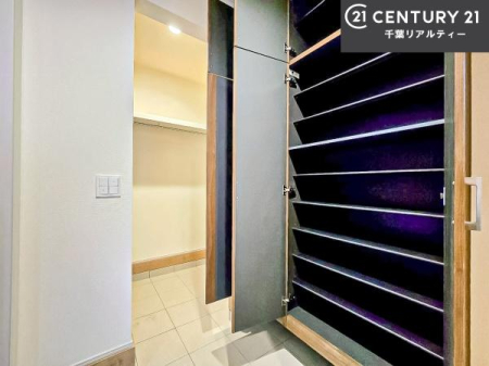 ���� �V���[�Y�{�b�N�X�t���Ȃ̂ŁA���ւ��Еt�����|�������₷���ł��I
�X�b�L���������ւŌ˂��J�����u�ԁA�������̂���S�n������Ԃ��o�}���Ă���܂��B