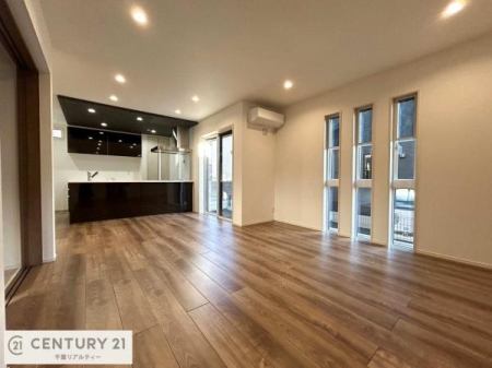 ���r���O ��؂ȉƑ����W�܂邩�炱��LDK�ɂ͂�����肽���B
�q�����������C�ɏ΂��Ȃ��瑖�����Ă���p�����������u�L���Ƃɂ��ėǂ������v�Ǝv���u�Ԃł��B