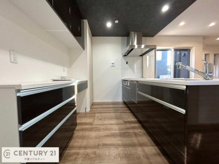 �L�b�`�� ��l�C�̑Ζʎ��V�X�e���L�b�`�����̗p���Ă��܂��I���Ƒ��̃R�~���j�P�[�V���������R�Ƒ�����݌v�ł��B
���q�l�ɂ��ڂ��͂��̂Ŋ������ł��ˁB���[�͂�����܂��I