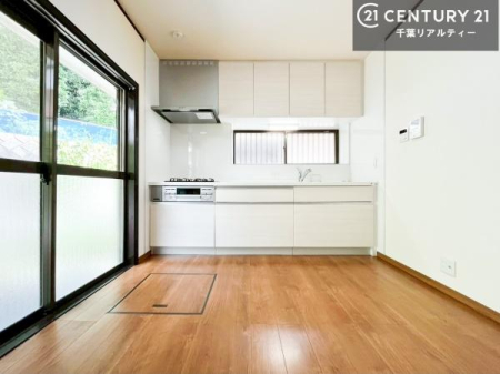 ���r���O �傫�ȑ����炽���Ղ�̗z���������閾�邢�_�C�j���O�L�b�`���B�J�����̂��郊�r���O�ŉƑ��c���̂��났�̎��Ԃ��߂����܂��B