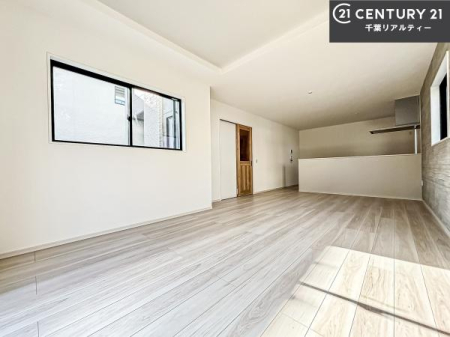 ���r���O �S�n�ǂ����r���O�͉Ƒ������R�ƏW�܂�܂��B�Ƒ��c�R�̎��Ԃ����������ł��B���Ƒ��ƁA����w�[���������Ԃ��߂��������ł��ˁB���邭�J���I�ȋ�Ԃł��B
