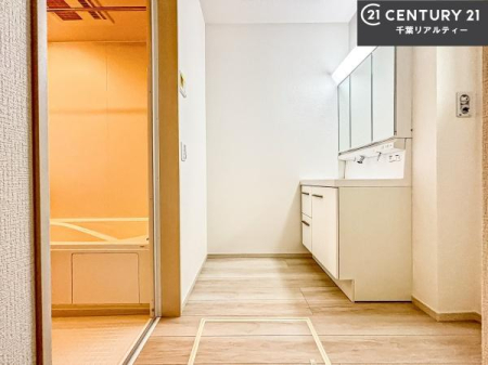 ���ʑ�E���ʏ� �O�ʋ��d�l�̐��ʏ��́A�g�����Ȃ݂����₷������I���͎��[�ɂȂ��Ă��܂��B�h���C���[�₨���ϓ����Еt������̂Ő��ʑ������X�b�L���ƌ����邱�Ƃ��o���܂��I