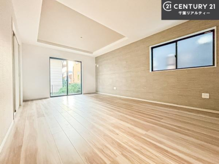 ���r���O �傫�ȑ����炽���Ղ�̗z���������閾�邢���r���O�B�J�����̂��郊�r���O�ŉƑ��c���̂��났�̎��Ԃ��߂����܂��B