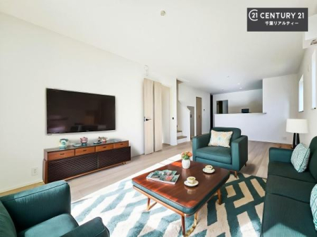 ���r���O �Ƌ��CG�p�[�X�ł��B��؂ȉƑ����W�܂邩�炱��LDK�ɂ͂�����肽���B
�q�����������C�ɏ΂��Ȃ��瑖�����Ă���p�����������u�L���Ƃɂ��ėǂ������v�Ǝv���u�Ԃł��B